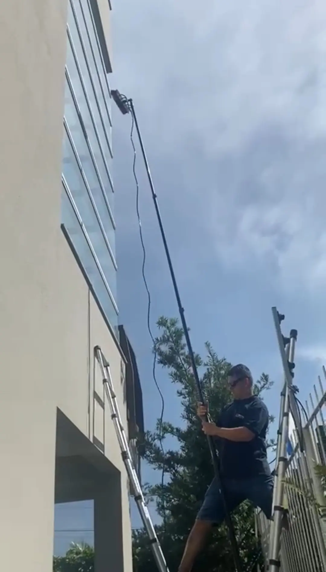 Limpeza de fachada e vidros em altura
