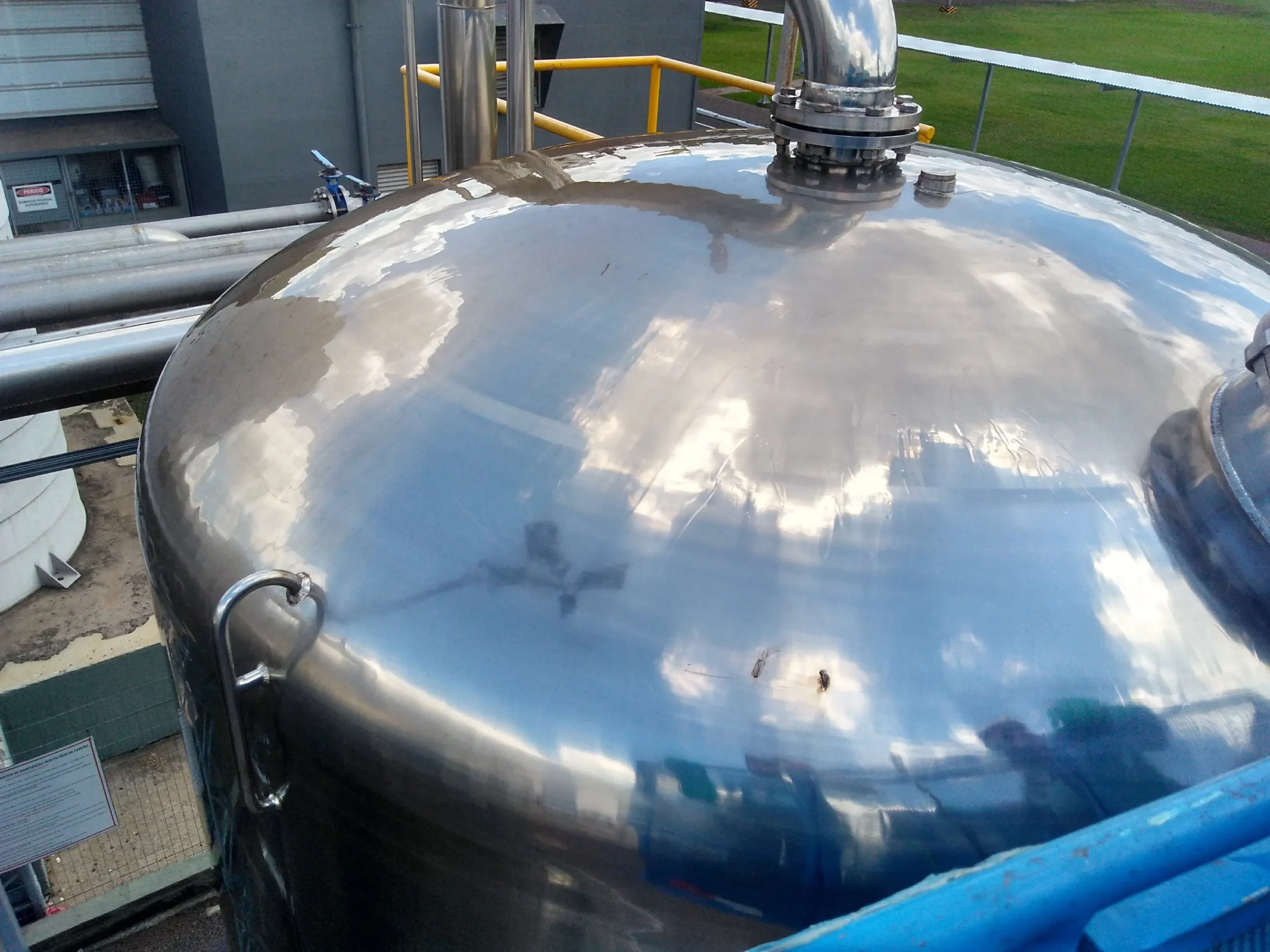 Limpeza industrial de tanque em aço inox de indústria de bebidas